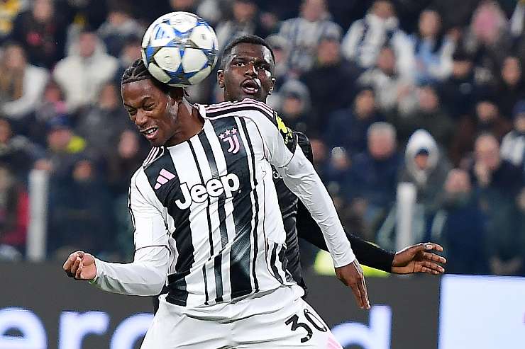Jonathan David in azione con la maglia della Juventus durante una partita di Champions League all'Allianz Stadium