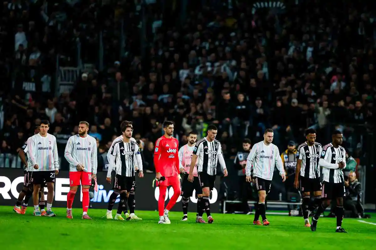 Foto di alcuni giocatori della Juventus che lasciano il campo