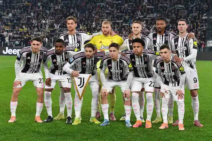 Foto dei giocatori della Juventus prima del calcio d'inizio di una partita di campionato