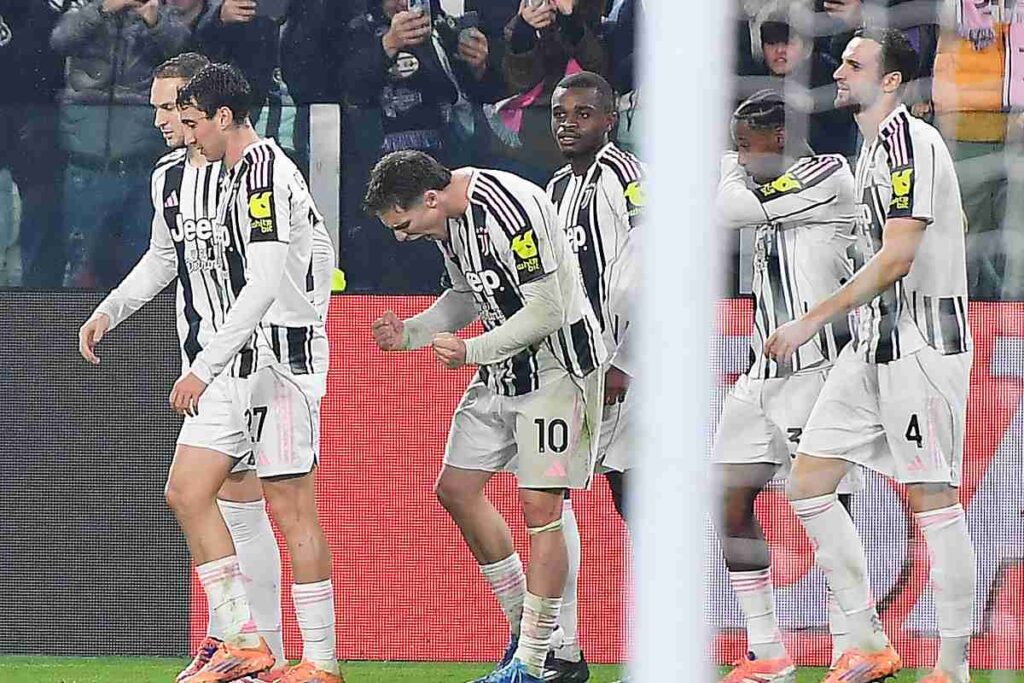 Alcuni giocatori della Juventus mentre festeggiano