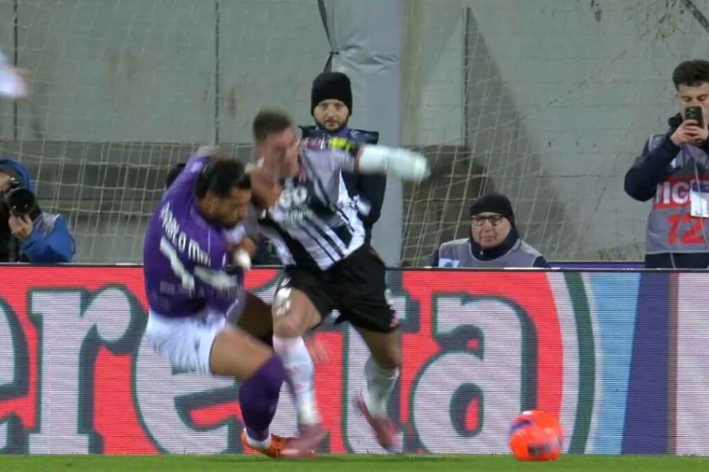 Dusan Vlahovic trattenuto in area di rigore