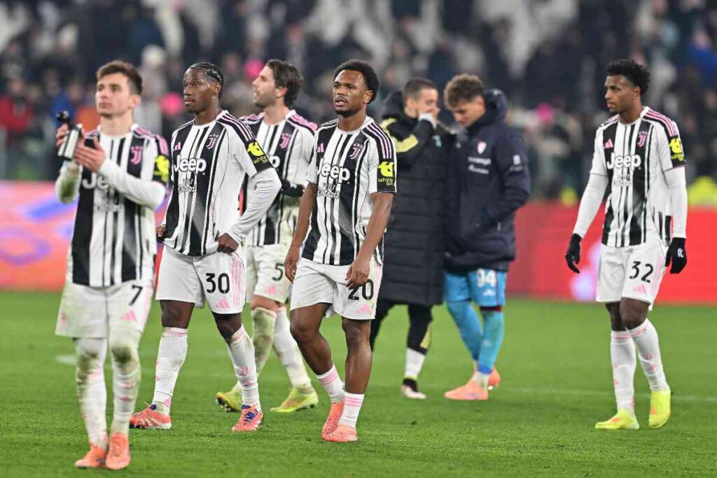 I giocatori della Juventus salutano i tifosi dopo la vittoria contro il Cagliari