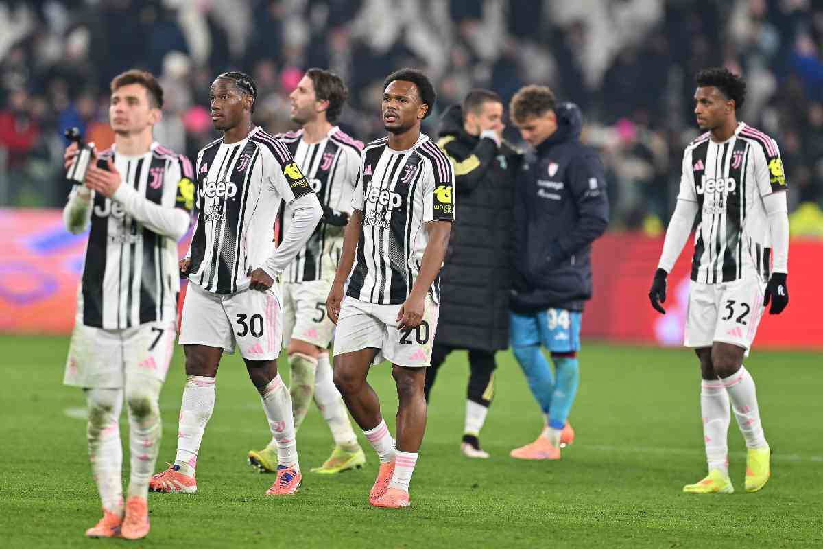 I giocatori della Juventus salutano i tifosi dopo la vittoria contro il Cagliari
