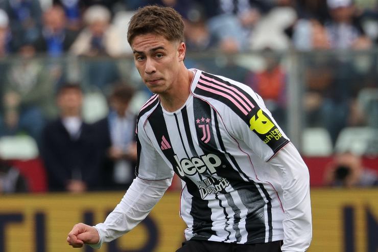 Kenan Yıldız in campo con la Juventus allo stadio Giuseppe Sinigaglia durante una partita di campionato