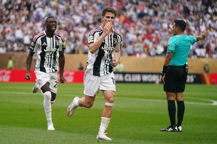 Kenan Yildiz assieme ad un suo compagno di squadra