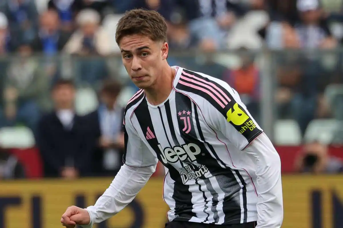 Kenan Yildiz della Juventus in azione durante una partita di Serie A 2025, mentre controlla il pallone in maglia bianconera.