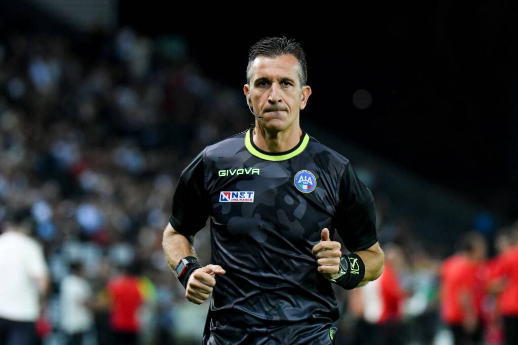 Doveri in primo piano mentre corre in campo durante una partita di Serie A.