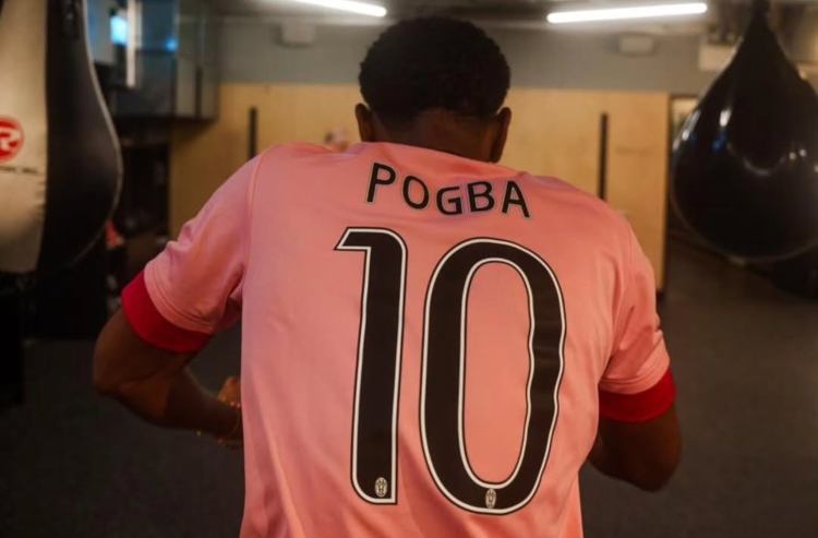 Il calciatore dell'Arsenal Lewis Skelly si allena con la maglia della Juventus di Paul Pogba
