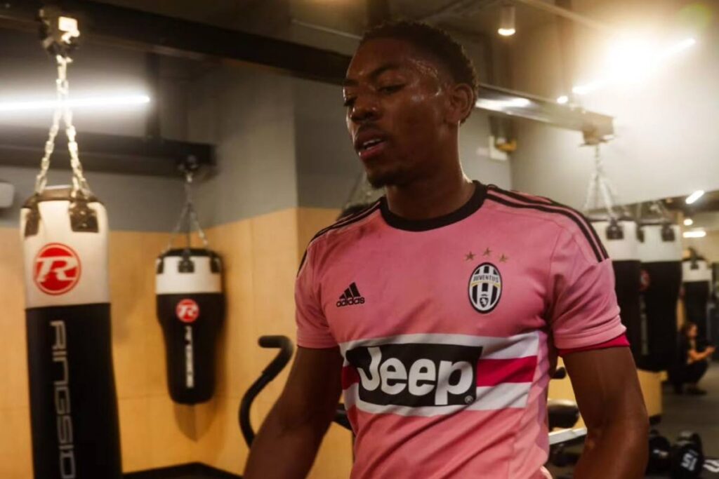 Lewis Skelly si allena con la maglia di Paul Pogba