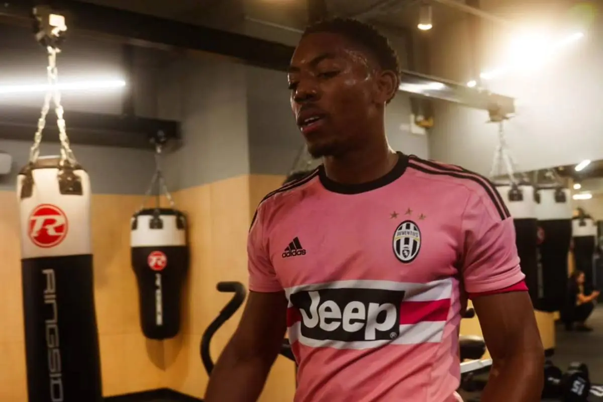 Lewis Skelly si allena con la maglia di Paul Pogba