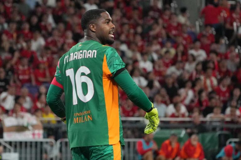 Maignan in campo durante la tournee estiva