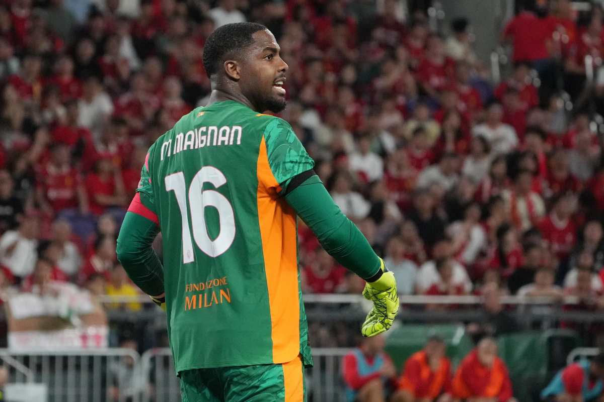 Maignan in campo durante la tournee estiva