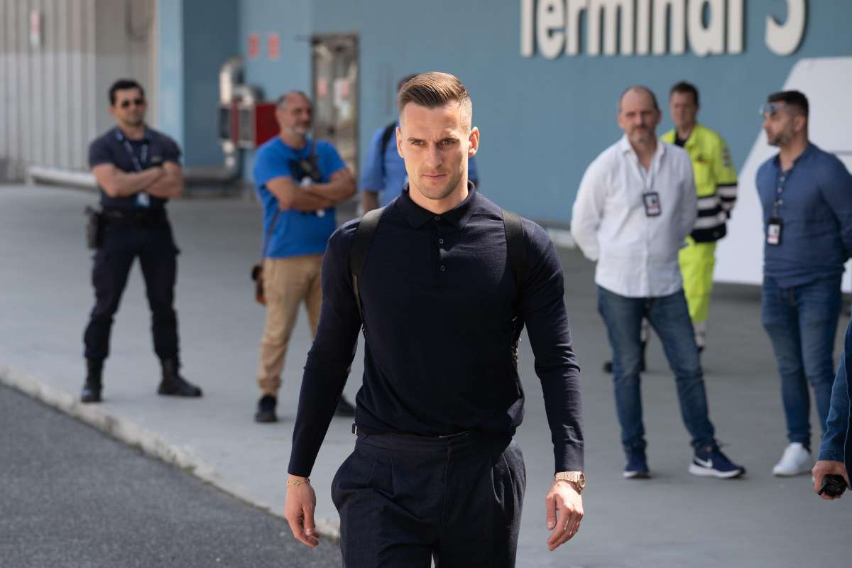 Milik mentre cammina in aereoporto