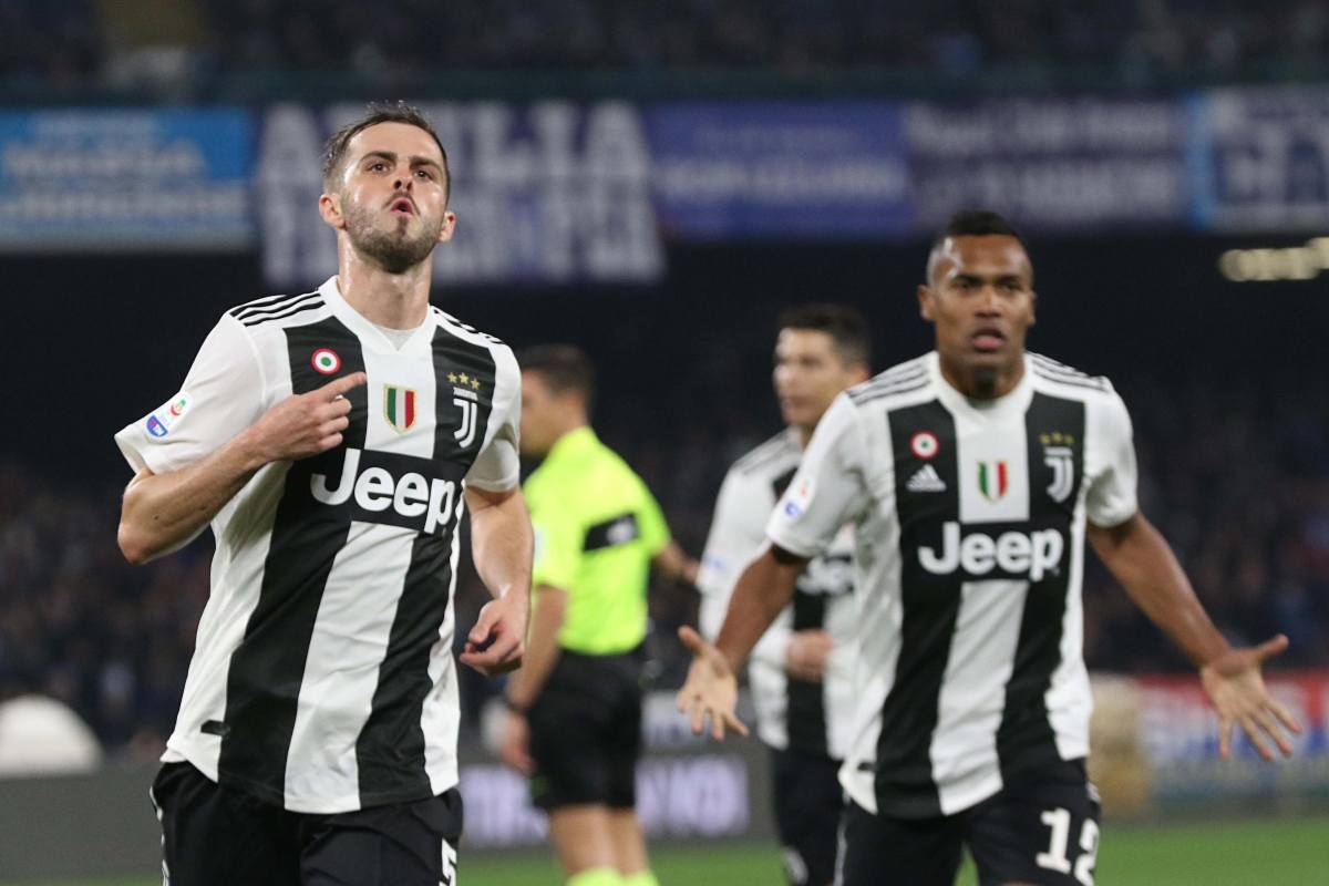 Miralem Pjanic ed Alex Sandro, ex calciatori della Juventus, esultano nel corso di un match contro il Napoli