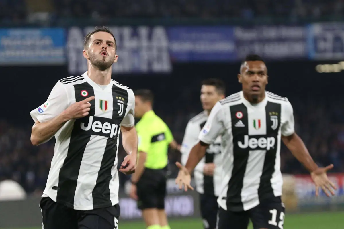 Miralem Pjanic ed Alex Sandro, ex calciatori della Juventus, esultano nel corso di un match contro il Napoli