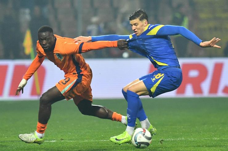 Tarik Muharemovic in azione contro l'Olanda