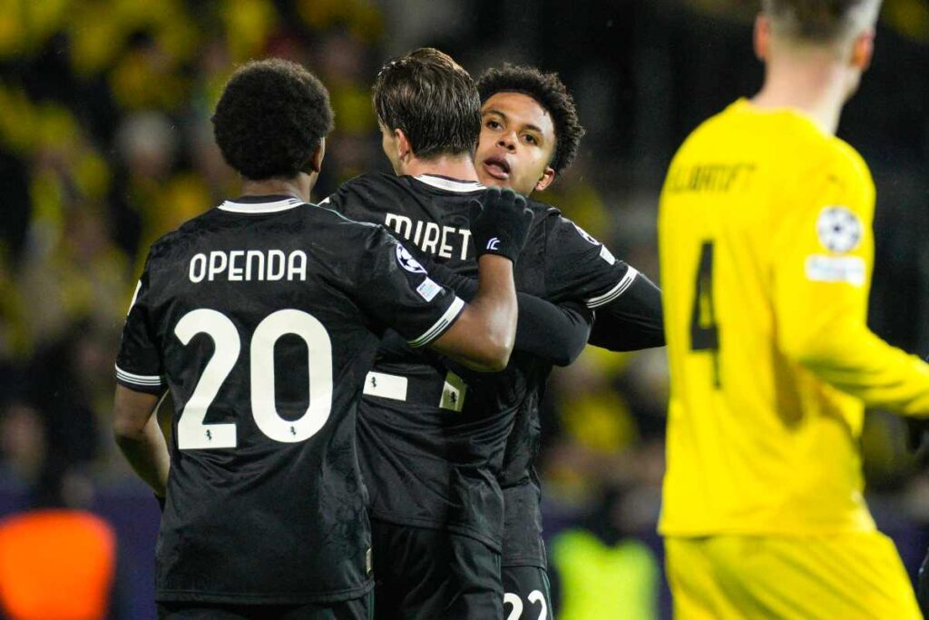 Openda, Miretti e Mckennie esultano insieme dopo un gol