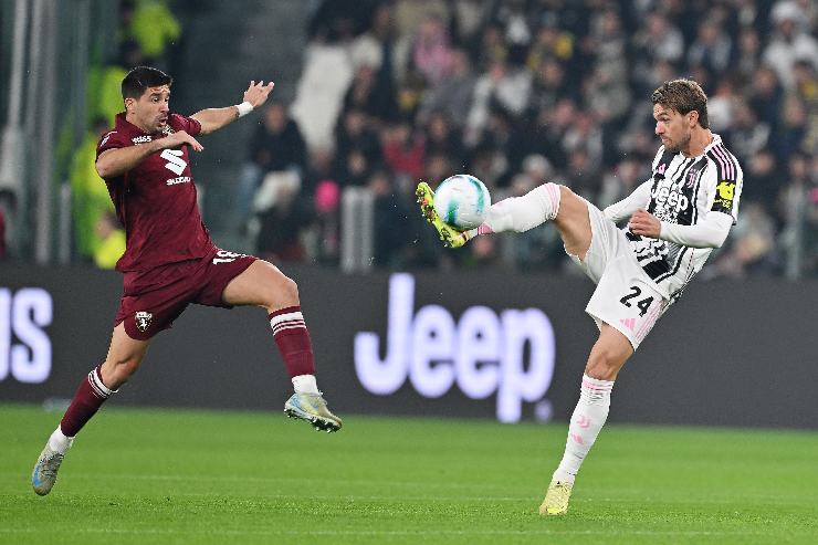 Rugani in azione contro Simeone nel derby di Torino