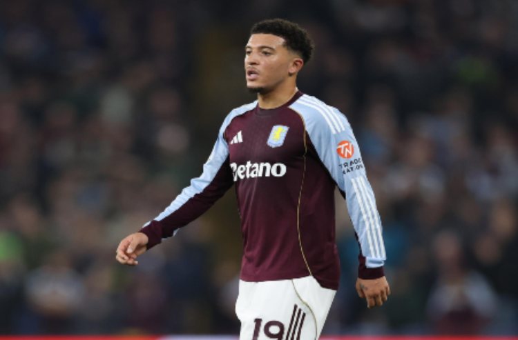 Jadon Sancho con la maglia dell'Aston Villa in Europa League