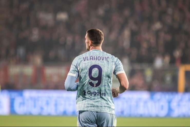 Dusan Vlahovic di spalle con indosso la maglia numero 9 della Juventus