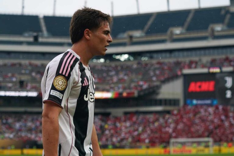 Il calciatore della Juventus Kenan Yildiz in primo piano