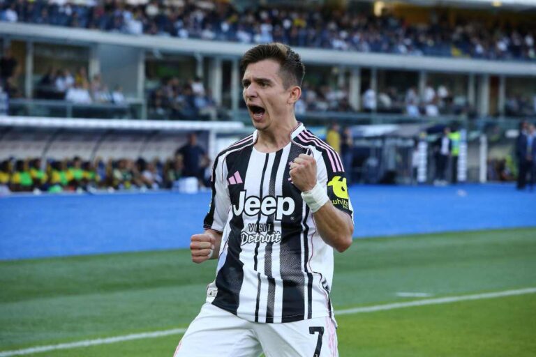 Francisco Conceição esulta con il pugno alzato dopo aver segnato un gol per la Juventus nella partita di Serie A 2025/2026 contro l’Hellas Verona.