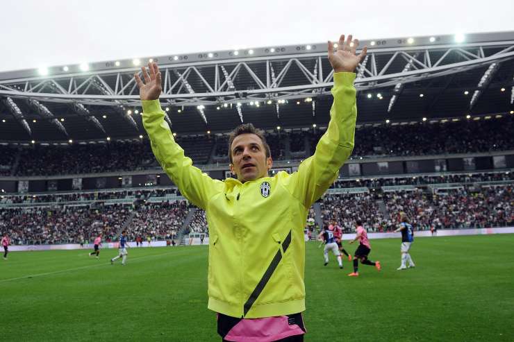 Alessandro Del Piero saluta il pubblico dello Juventus Stadium al termine di una partita.