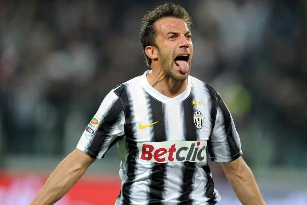 Alessandro Del Piero esulta con la maglia della Juventus dopo un gol allo Juventus Stadium.