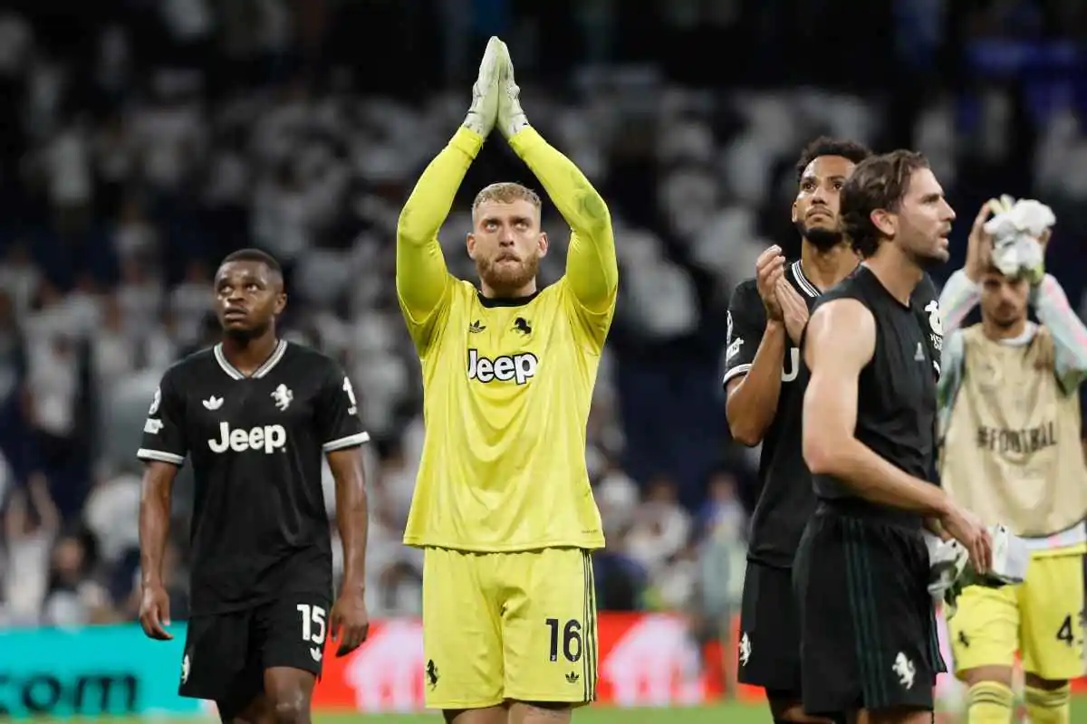 Di Gregorio applaude dopo una partita della Juve