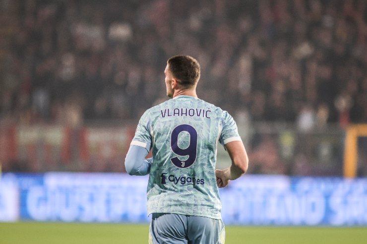 Vlahovic visto di spalle con la maglia da trasferta mentre rientra in campo durante una partita di Serie A 2025.