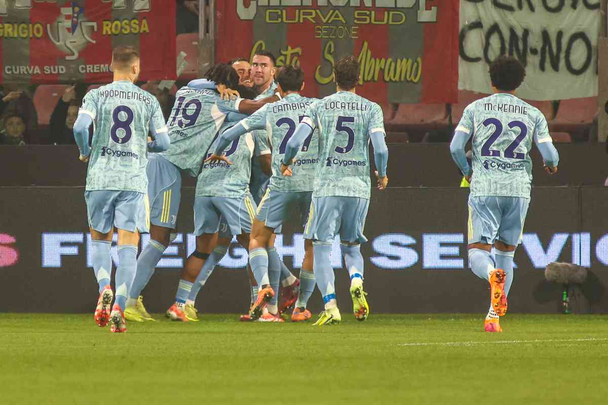 I giocatori della Juventus esultano dopo il gol contro la Cremonese, abbracciandosi davanti al settore ospiti durante la partita di Serie A.