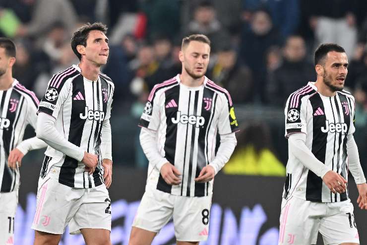 I giocatori della Juventus camminano delusi dopo la sconfitta contro lo Sporting Lisbona in Champions League nel 2025.