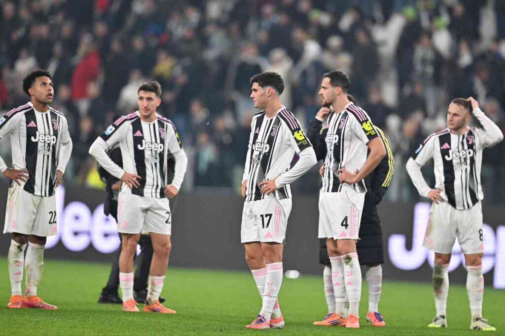 I giocatori della Juventus appaiono delusi in campo dopo la sconfitta nel derby contro il Torino nel 2025.
