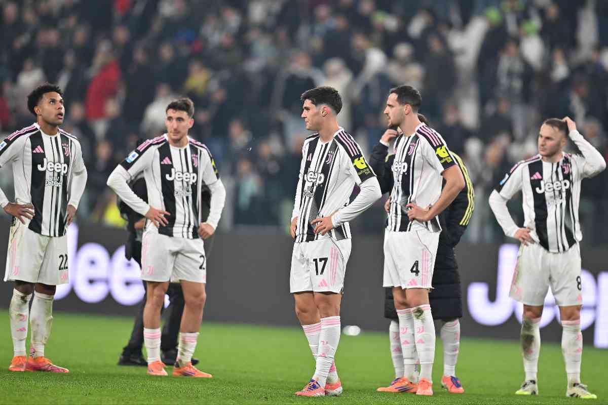 I giocatori della Juventus appaiono delusi in campo dopo la sconfitta nel derby contro il Torino nel 2025.