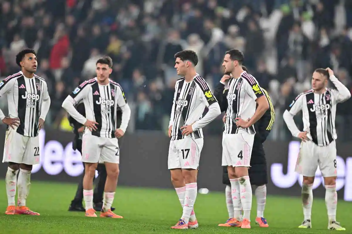 I giocatori della Juventus appaiono delusi in campo dopo la sconfitta nel derby contro il Torino nel 2025.