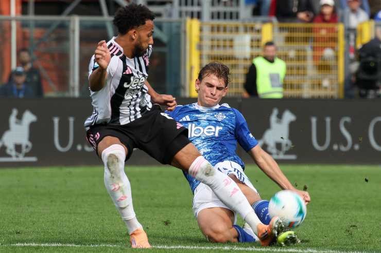 Kelly a contrasto con Nico Paz nella gara fra Juventus e Como