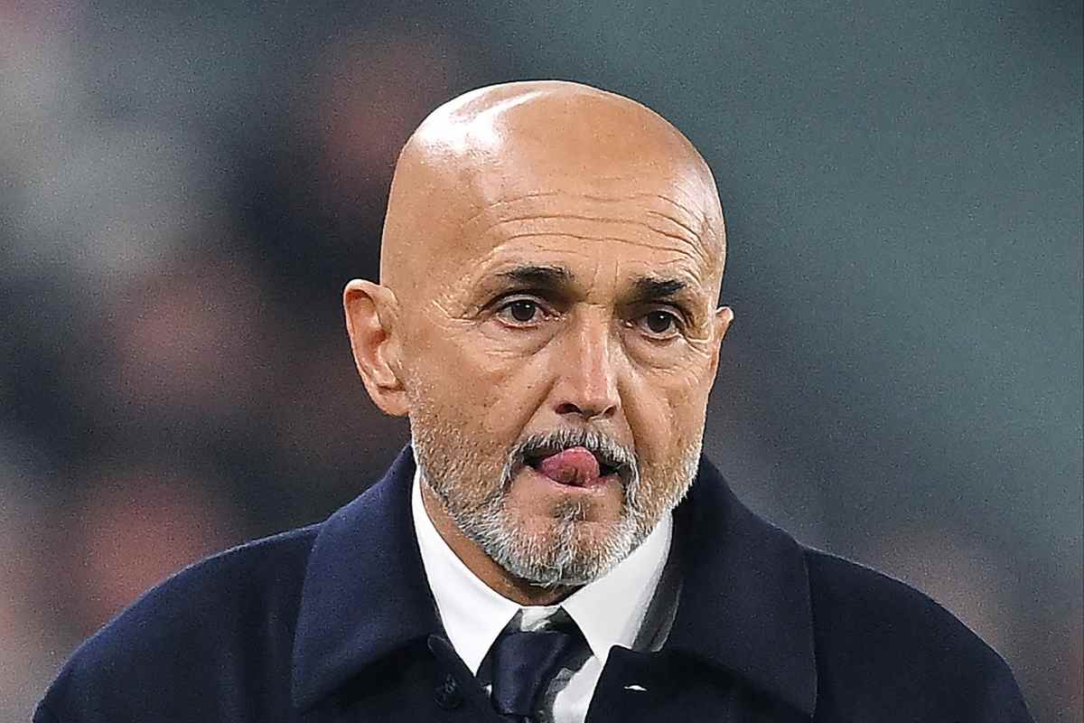 Allenatore della Juventus in primo piano mentre osserva la partita dalla panchina durante la stagione 2025.