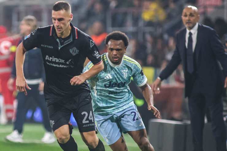 Openda scatta in campo durante Cremonese-Juventus