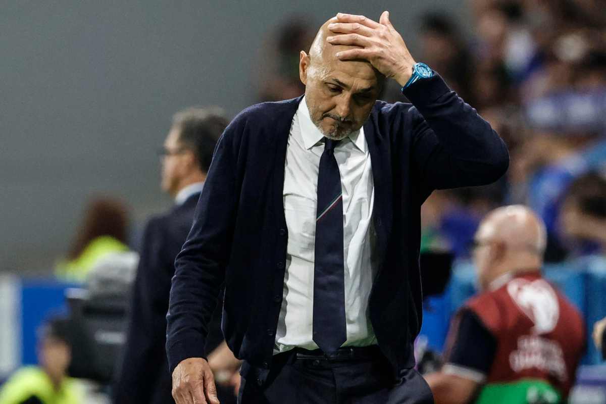 Luciano Spalletti pensieroso a bordocampo durante una partita della Nazionale.