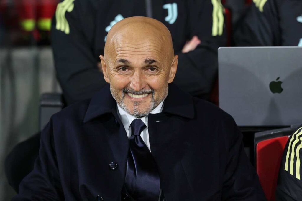 Luciano Spalletti sorride ai fotografi nella sua prima partita da allenatore della Juve
