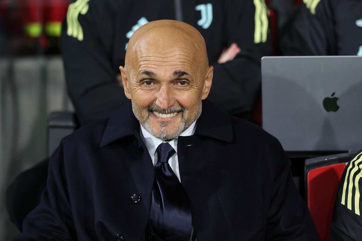 Luciano Spalletti sorride ai fotografi nella sua prima partita da allenatore della Juve