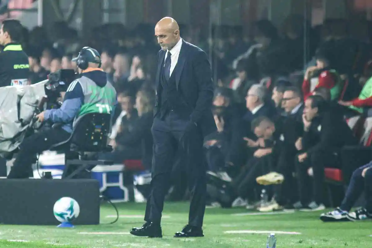 Spalletti passeggia preoccupato in panchina durante Cremonese-Juventus di Serie A