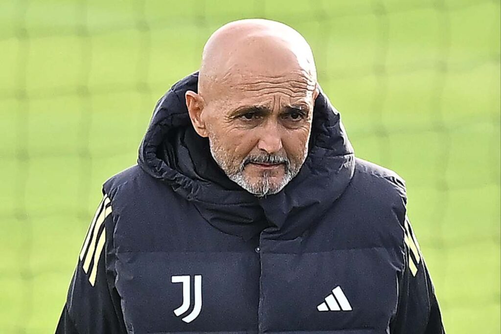 Luciano Spalletti, allenatore della Juventus, osserva i suoi giocatori durante una sessione di allenamento nel 2025.