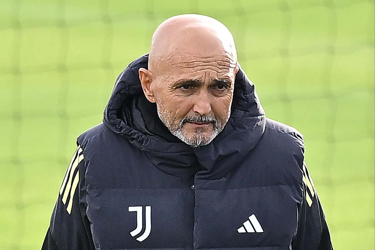 Luciano Spalletti, allenatore della Juventus, osserva i suoi giocatori durante una sessione di allenamento nel 2025.