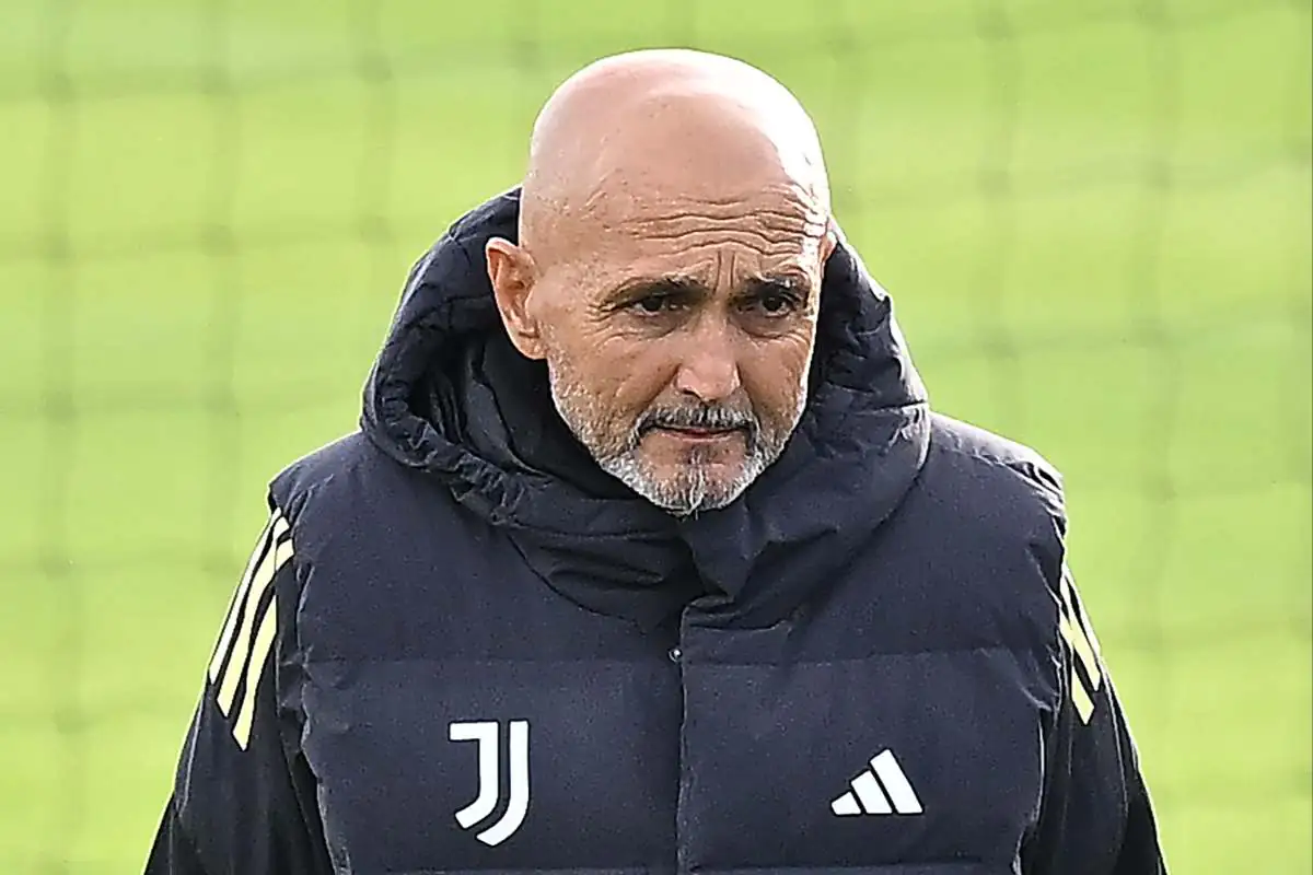 Luciano Spalletti, allenatore della Juventus, osserva i suoi giocatori durante una sessione di allenamento nel 2025.