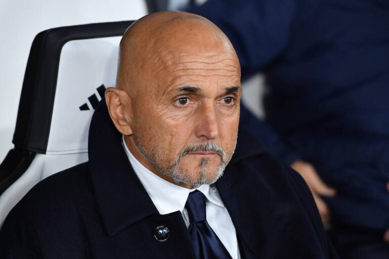 Luciano Spalletti osserva concentrato la partita della Juventus dalla panchina nel 2025.