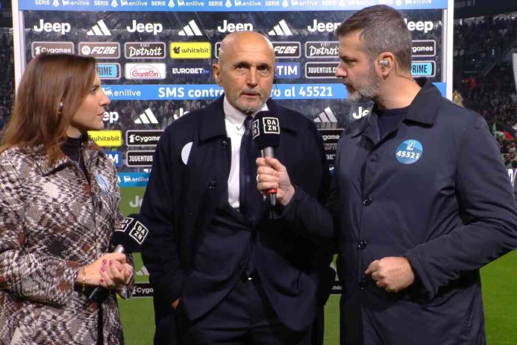 Luciano Spalletti, allenatore della Juventus, durante un’intervista pre-partita con i giornalisti di DAZN nella stagione di Serie A 2025/2026.