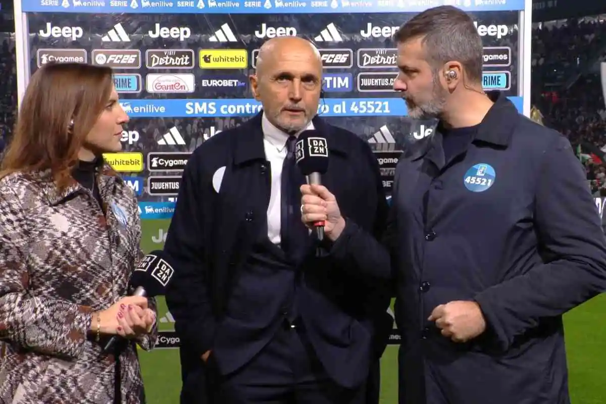 Luciano Spalletti, allenatore della Juventus, durante un’intervista pre-partita con i giornalisti di DAZN nella stagione di Serie A 2025/2026.