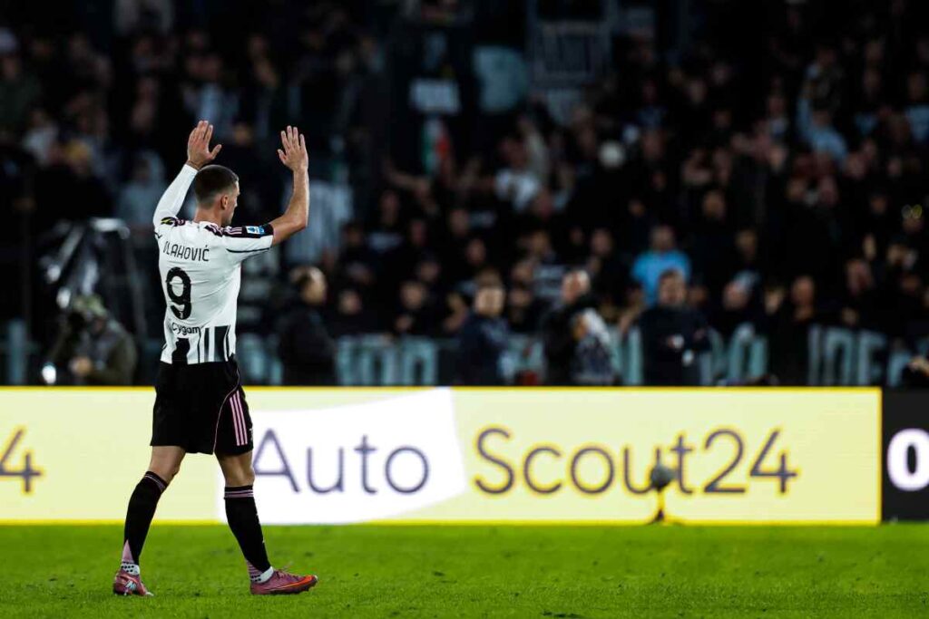 Vlahovic saluta i tifosi della Juve