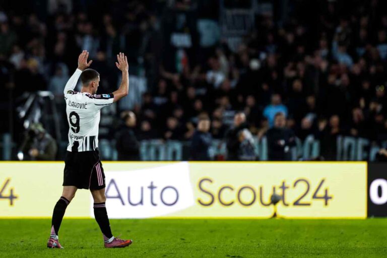 Vlahovic saluta i tifosi della Juve